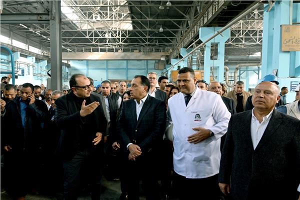 رئيس الوزراء يتفقد خط الإنتاج الجديد