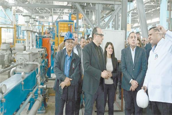 رئيس الوزراء يستمع إلى شرح حول مشروع «أوبيليسك» بنجع حمادى