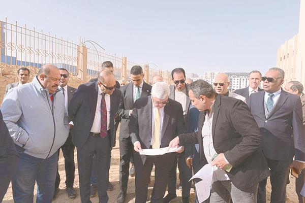 وزير التعليم العالى أثناء تفقد موقع الجامعة التكنولوجية الجديدة