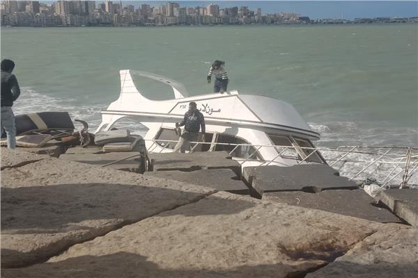 الأمواج تقذف مركب على شاطئ محطة الرمل بالإسكندرية