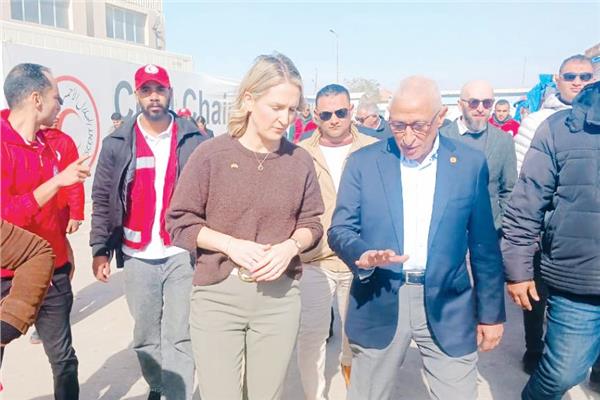  وزيرة الخارجية الأيرلندية خلال زيارتها معبر رفح