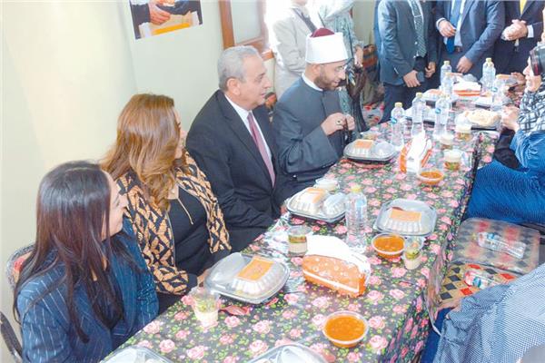 وزير الأوقاف وكبار الضيوف خلال زيارتهم لتكية السيد البدوى