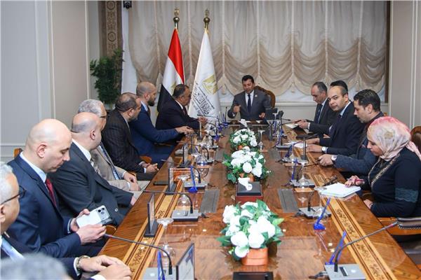 جانب من اجتماع وزير الرياضة مع مجلس إدارة اتحاد السلة