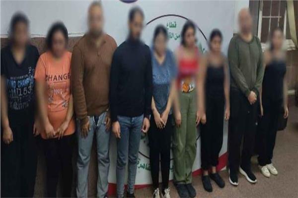 المتهمون بعد القبض عليهم