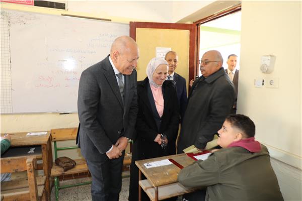 محافظ القاهرة يتفقد امتحانات الفصل الدراسى الأول للشهادة الإعدادية