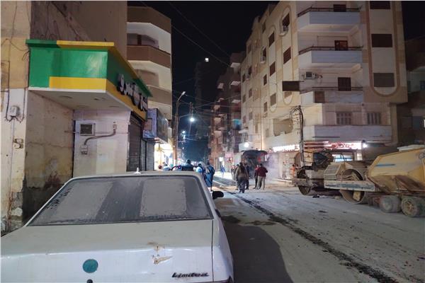 إخماد النيران في معدة رصف طرق بمدينة طهطا