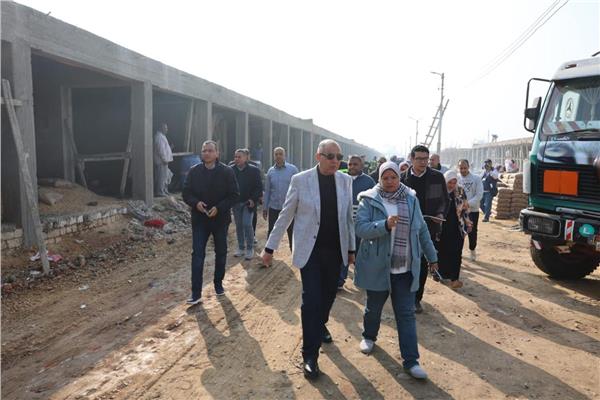 محافظ المنيا يتابع معدلات إنجاز السوق الحضاري 