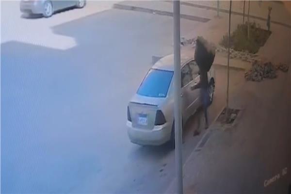 لحظة سرقة عدد من الوحدات الاسكان الاجتماعي في منطقة حدائق أكتوبر 