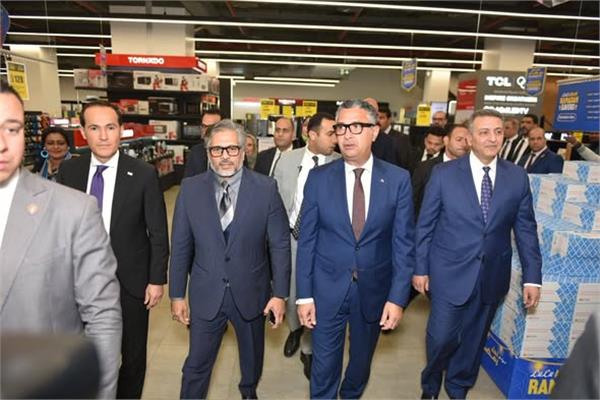 وزير التموين يفتتح فرع جديد لإحدى السلاسل التجارية