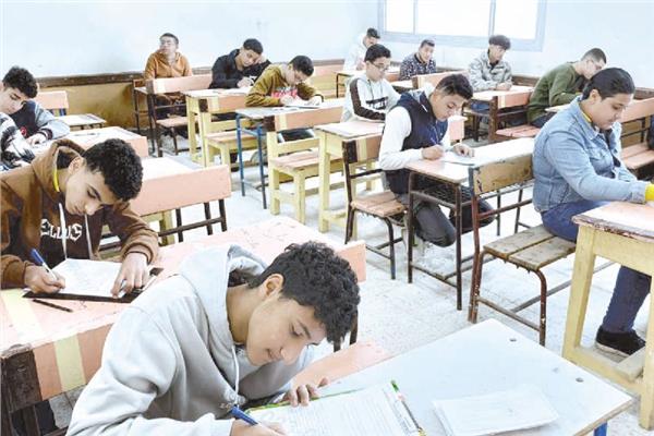 عدد من طلاب الشهادة الاعدادية يؤدون امتحانات نصف العام