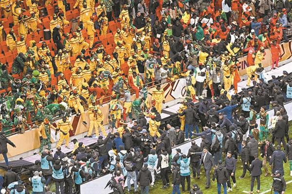 جماهير السنغال تعترض على احتساب ركلة جزاء للمغرب 