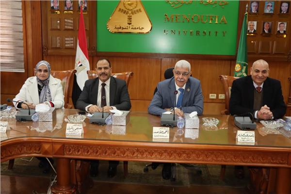 رئيس جامعة المنوفية يعقد اجتماعًا مع العمداء لمتابعة سير امتحانات الفصل الدراسي الأول
