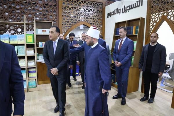 وزير الأوقاف يستقبل رئيس الوزراء في تفقد جناح المجلس الأعلى للشئون الإسلامية