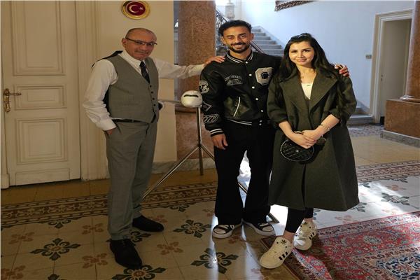 السفير التركي في القاهرة صالح موتلو شن ولاعب كرة القدم المصري أحمد عبد القادر وزوجته