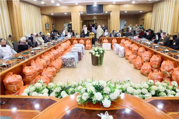 محافظ المنوفية يقرر صرف مساعدات مالية وعينية