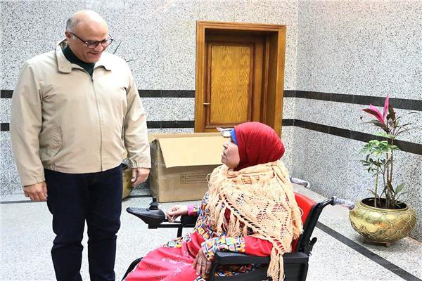 المهندس أيمن عطية محافظ القليوبية، بسلم كرسي متحرك كهربائي لسيدة من ذوي الإحتياجات الخاصة