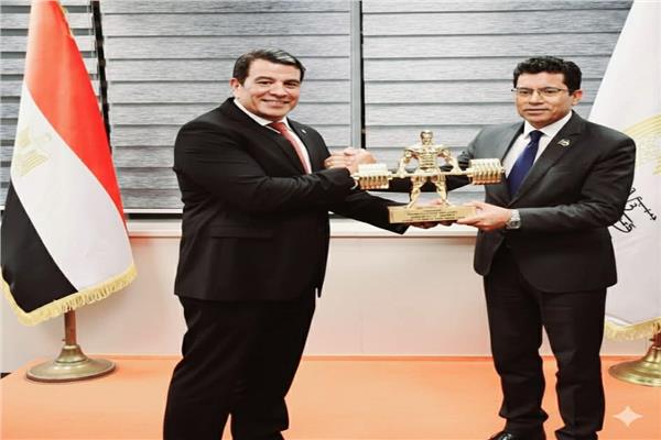 وزير الرياضة ورئيس اتحاد القوة 