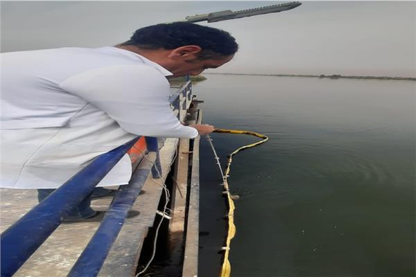 اثار لتسريب بقعة سولار بالقرب من ماخذ محطة مياه السكساكا