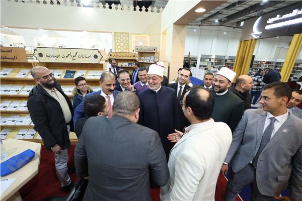 مفتي الجمهورية يتفقد جناح الأزهر الشريف 