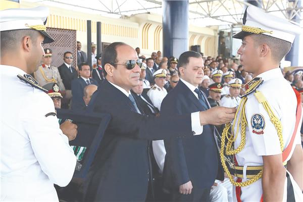 الرئيس عبد الفتاح السيسى يهدي أحد ضباط الشرطه نوط التخرج