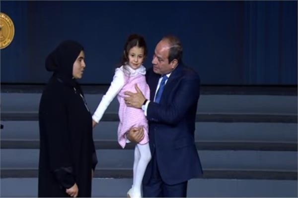 الرئيس السيسي يكرم أسر شهداء الشرطة