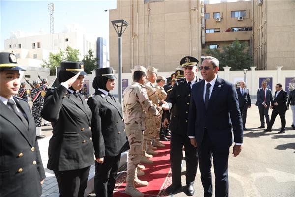محافظ قنا ومدير الأمن يضعان إكليلًا من الزهور على النصب التذكاري
