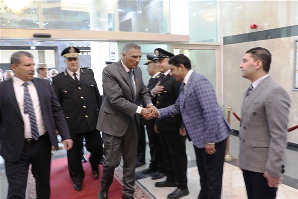 محافظ أسوان يقدم التهنئة لمدير الأمن 