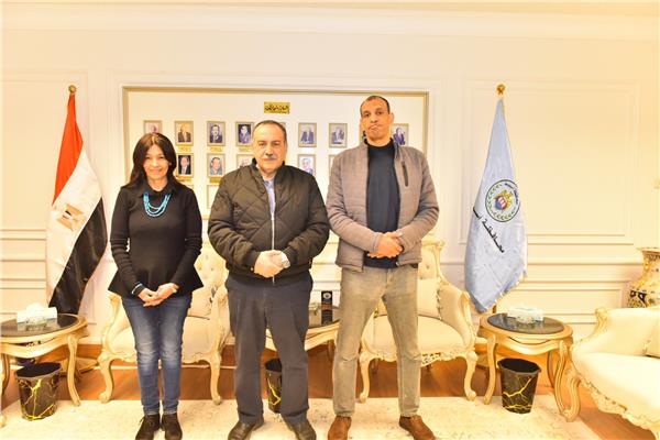 محافظ أسيوط يستكمل الإجراءات القانونية لتسجيل أرض 