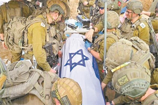 لحظة عثور قوات الجيش الإسرائيلى على جثة ران جفيلى (تظهر صورته فى الإطار) فى غزة
