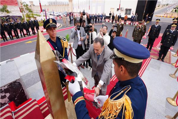 محافظ أسيوط يشارك مدير الأمن وقائد المنطقة الجنوبية العسكرية في وضع إكليل الزهور 