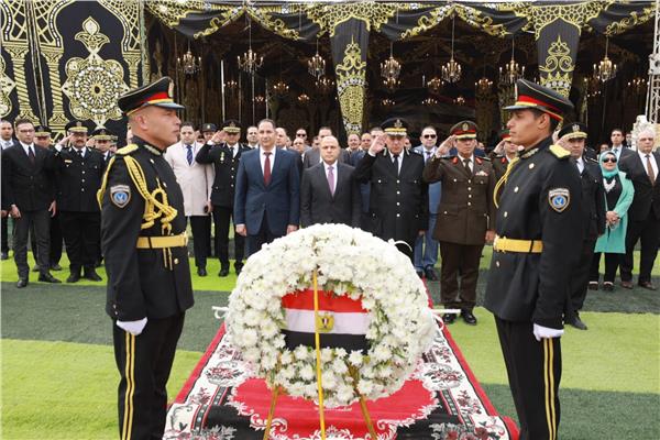 محافظ كفر الشيخ يضع إكليل الزهور على النصب التذكاري لشهداء الشرطة 