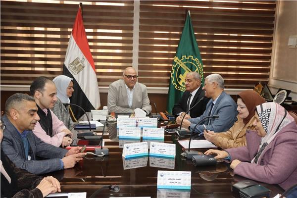 محافظ القليوبية يعقد اجتماعًا لتعزيز التعاون مع شركات الكهرباء