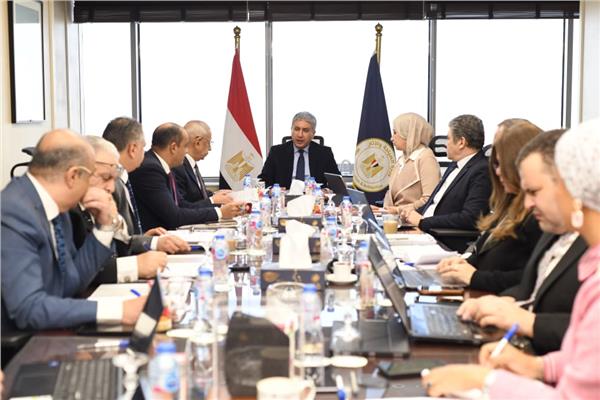 وزير السياحة والآثار خلال الاجتماع