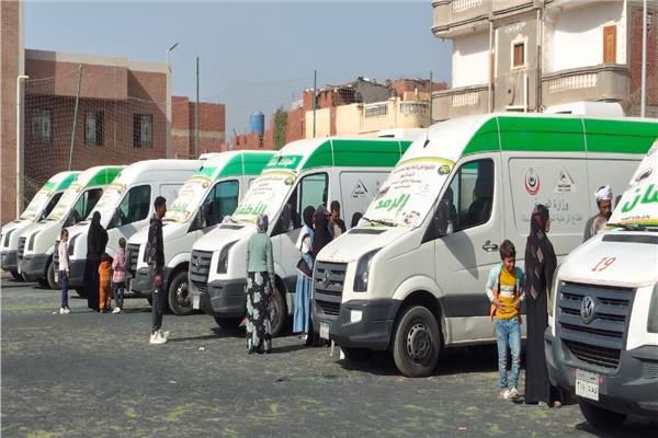 الكشف على 727 مواطنًا بالقافلة الطبية بقرية الأبطال بالقنطرة شرق