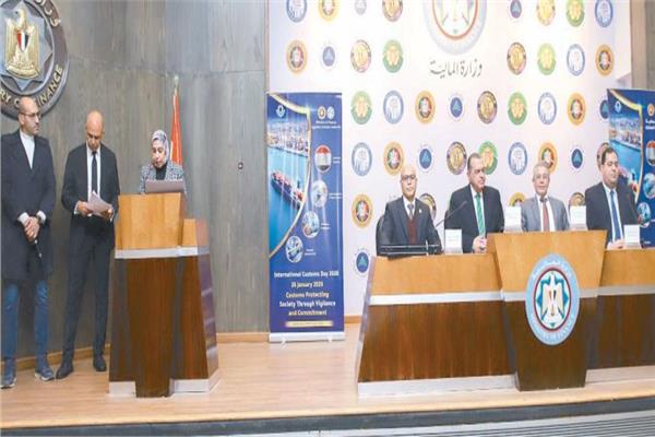 نائب وزير المالية وقيادات الوزارة خلال الاحتفال باليوم العالمى للجمارك