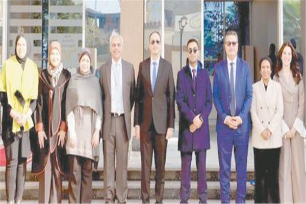 د. عمرو عثمان خلال لقائه ممثلى منظمة الصحة العالمية
