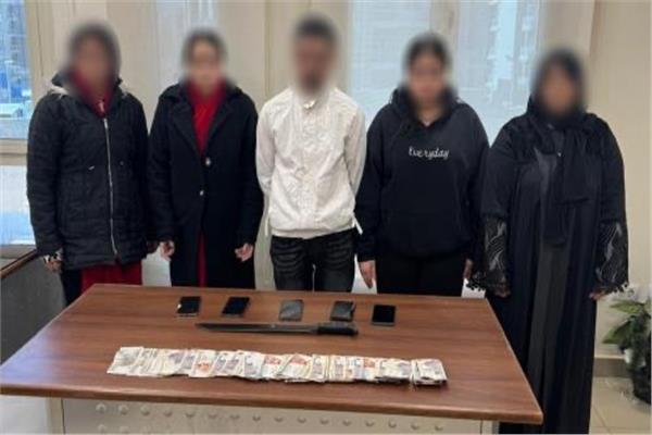 المتهمين وامامهم المضبوطات