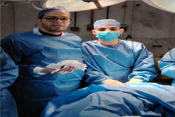 الفريق الطبي بعد استخراج منشار من رقبة مريض