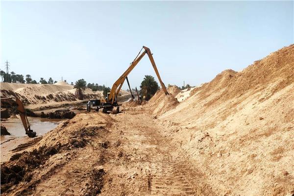 ترميم جسر طرد محطة قورتة بأسوان 