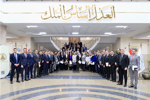 المشاركون في فعاليات البرنامج التدريبي الذي نظمه مركز دراسات مجلس الدولة