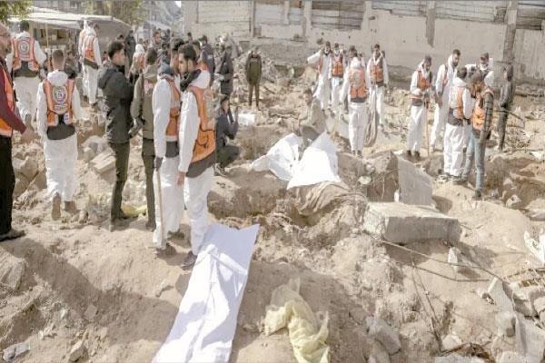 الدفاع المدنى خلال دفن ضحايا العدوان الإسرائيلى