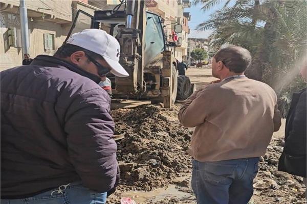 كسر في ماسورة مياه الشرب بقرية برج مغيزل