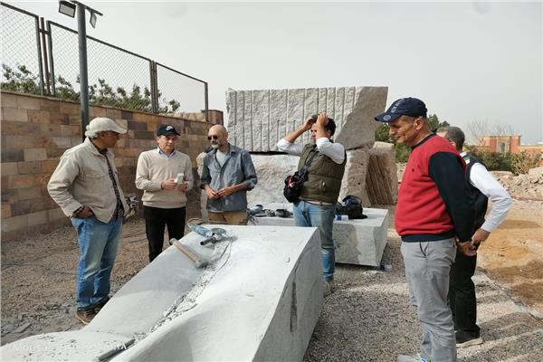 «السطوحي» خلال زيارته لموقع سيمبوزيوم اسوان للنحت