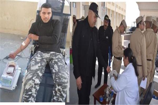 رجال الشرطة أثناء التبرع بالدم