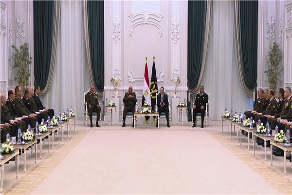 وزير الداخلية يستقبل القائد العام للقوات المسلحة ورئيس الأركان لتهنئته بعيد الشرطة
