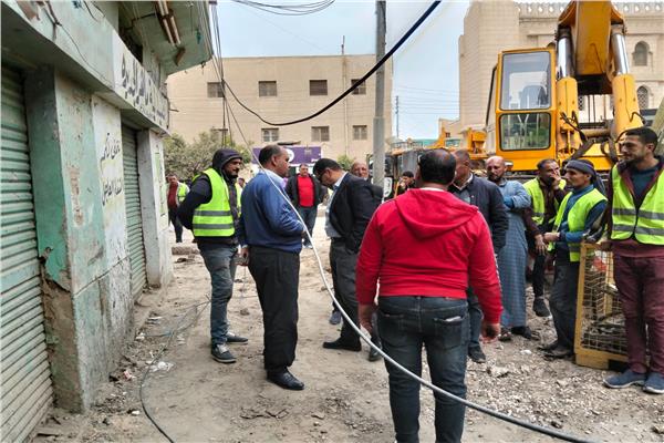 جهود مكثفة  لازالة العقار المائل بالمحلة الكبرى