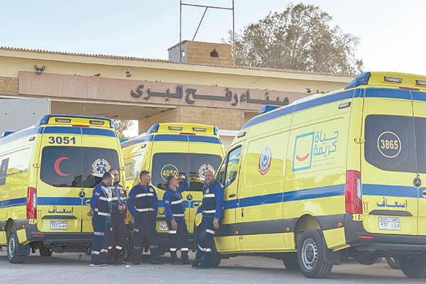 عربات إسعاف على الجانب المصرى من معبر رفح  