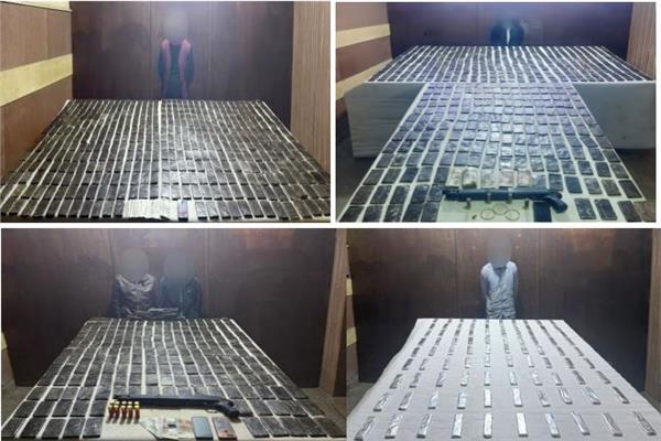 المتهمون وأمامهم المضبوطات