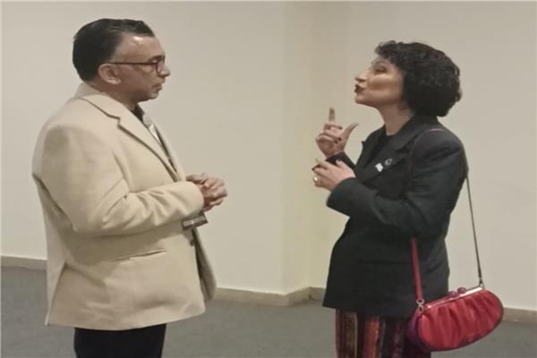 رئيسة الاتحاد الدولي للناشرين أثناء حوارها مع سيد علي