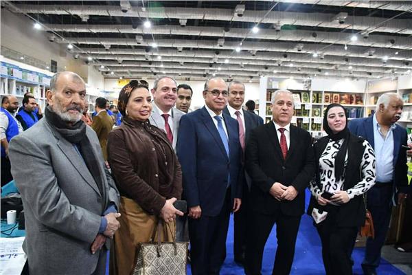 مجاهد يستقبل رئيس الهيئة الوطنية للصحافة وقياداتها بمعرض القاهرة الدولي للكتاب